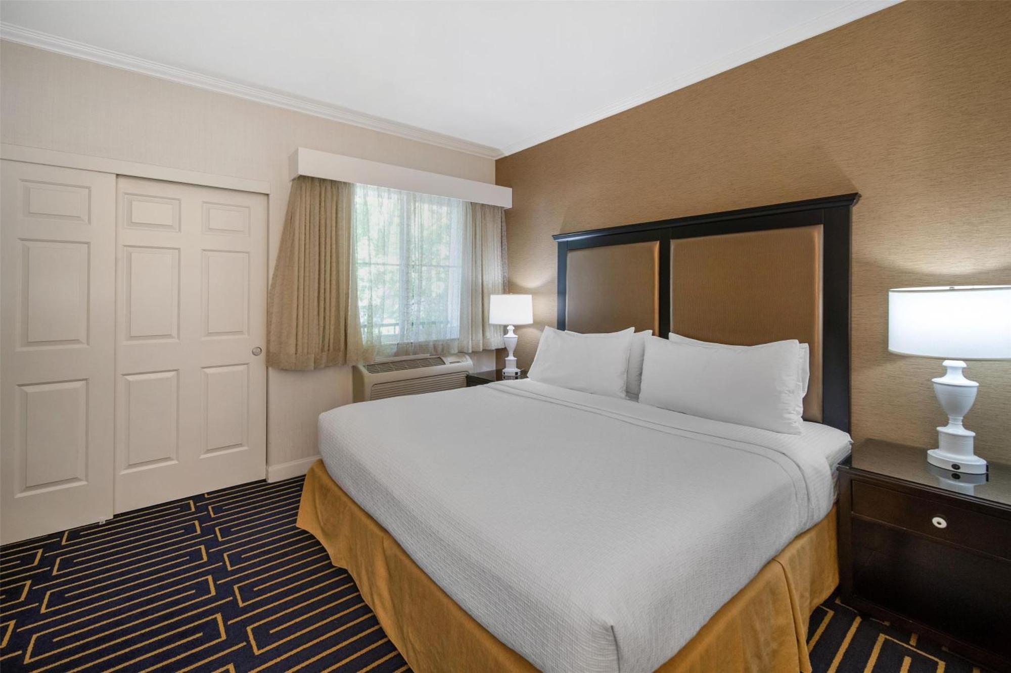 King Suite with Sofa Bed and Balcony - Non-Smoking,1697892409:JPEG